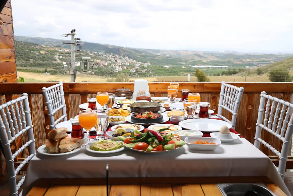Pedias Concept yaz terasında kahvaltı sofrası