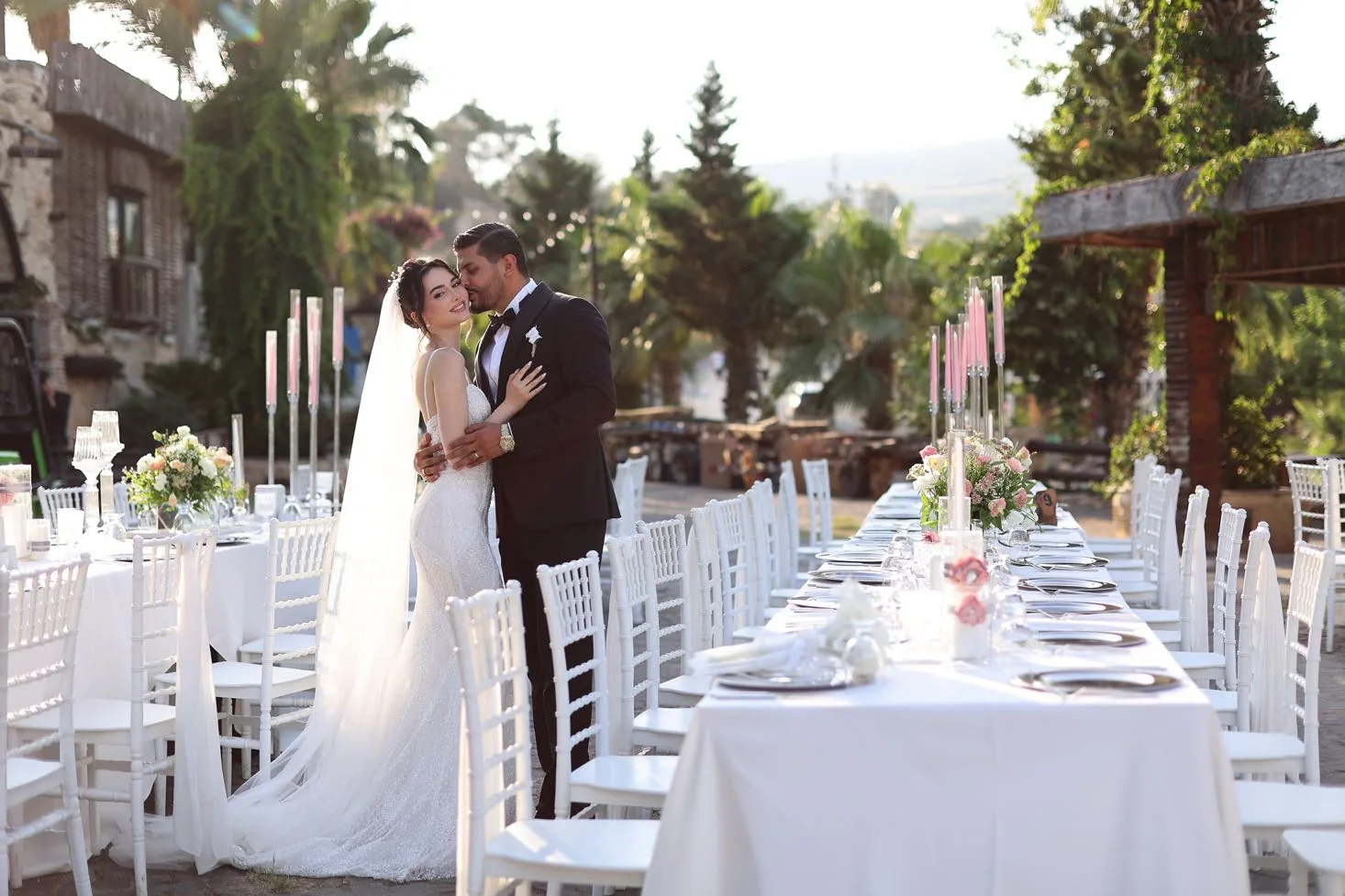 Pedias Concept’in açık hava düğün alanında gelin ve damat
