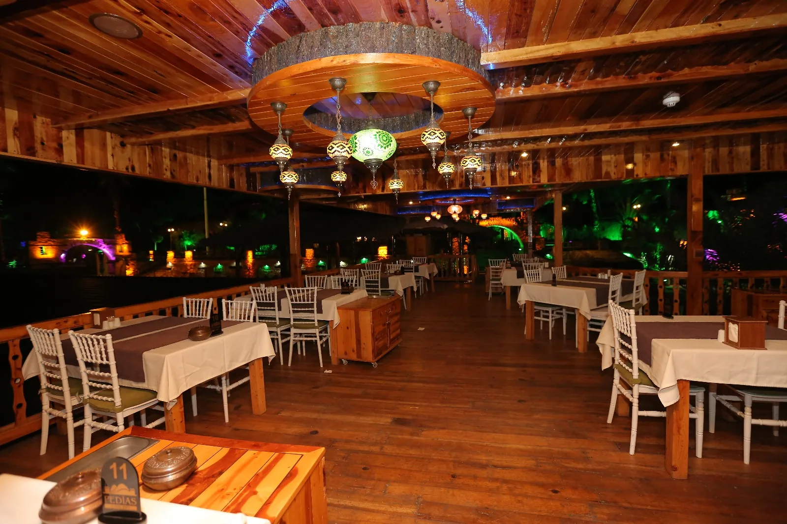 Pedias Concept yaz terasında restoran masaları