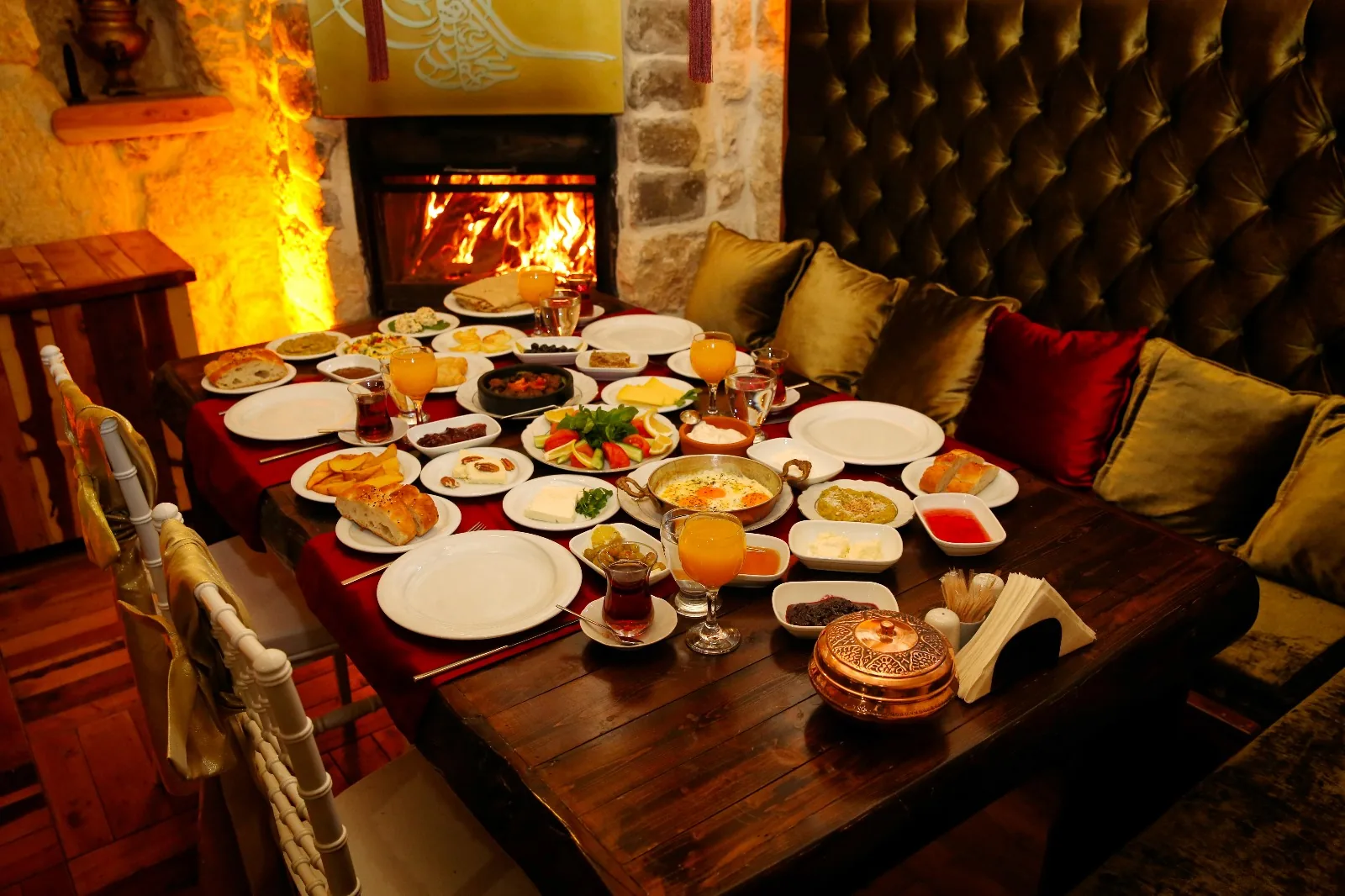 Pedias Concept kış restoranında şömine yanında kahvaltı sofrası