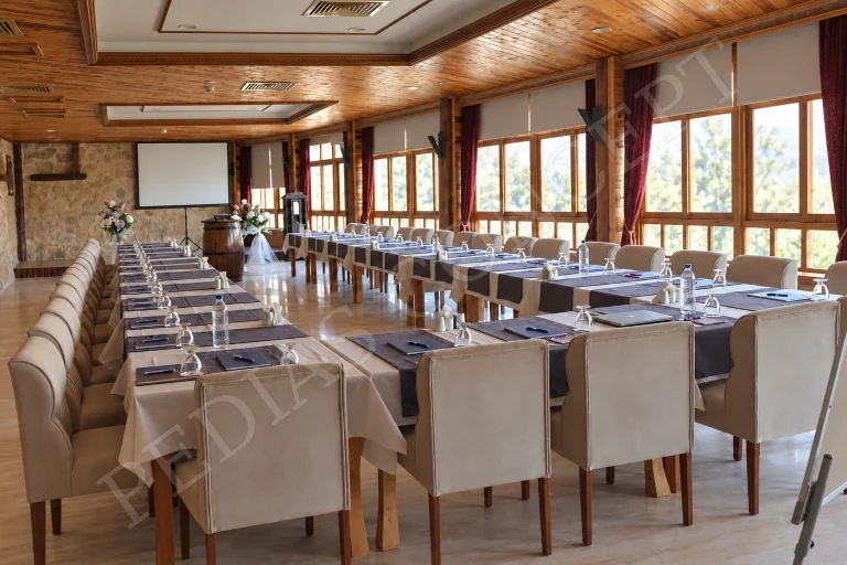 Pedias Concept VIP Salon’da U biçimli toplantı masaları
