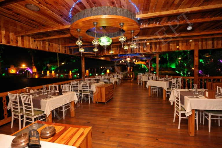 Pedias Concept terasında akşam ışıkları ve restoran masaları