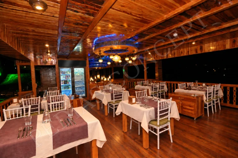 Pedias Concept terasında restoran masa düzeni