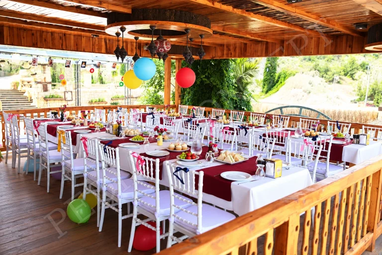 Pedias Concept terasında balonlarla süslenmiş doğum günü masaları
