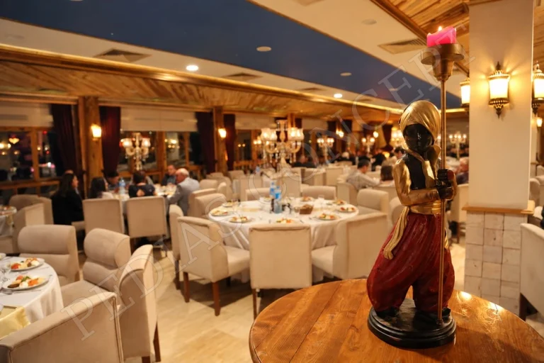 Pedias Concept Olympia Kapalı Alan’da restoran masaları ve dekoratif mumluk
