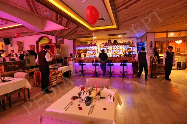 Pedias Concept Olympia Kapalı Alan’da özel gün için hazırlanmış masalar ve bar alanı