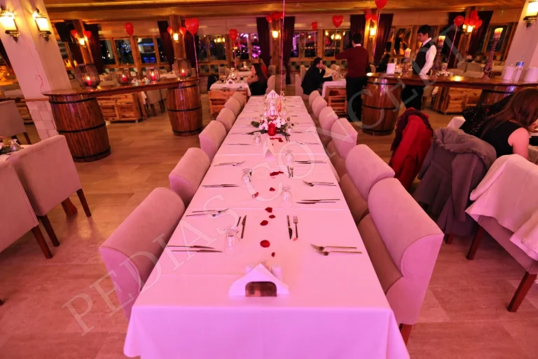 Pedias Concept Olympia Kapalı Alan’da çiçeklerle süslenmiş uzun davet masası