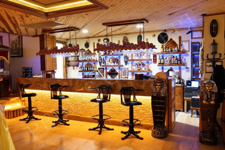 Pedias Concept Olympia Kapalı Alan’da aydınlatılmış bar alanı ve bar sandalyeleri