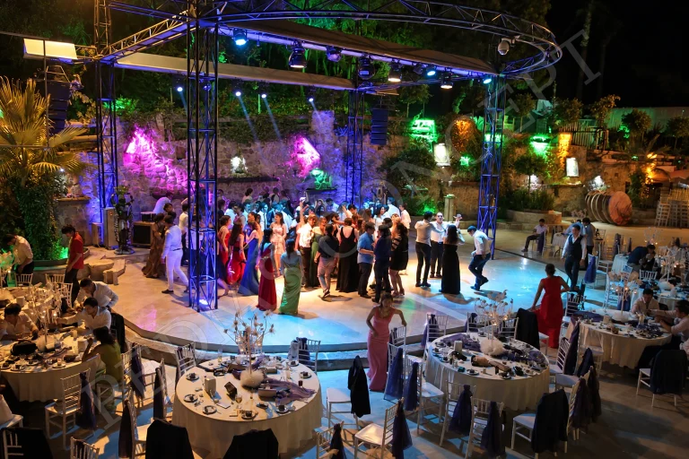 Pedias Concept Olympia Açık Alan’da renkli ışıklarla aydınlatılan dans alanında gece kutlaması