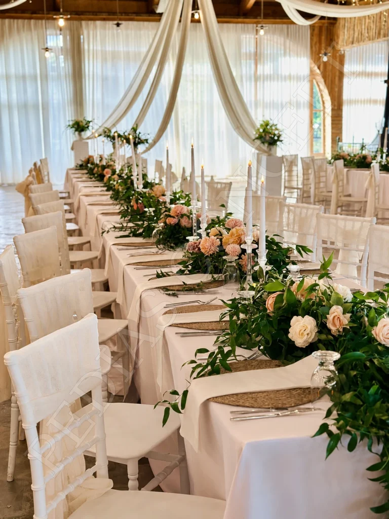 Pedias Concept Hera Kapalı Alan’da beyaz çiçekler ve yeşilliklerle hazırlanan uzun masa