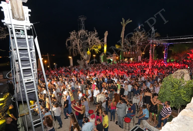 Pedias Concept’te açık hava konserinde sahne önünde toplanan izleyiciler