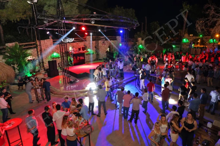 Pedias Concept’te sahne çevresindeki izleyiciler ve renkli gece aydınlatması