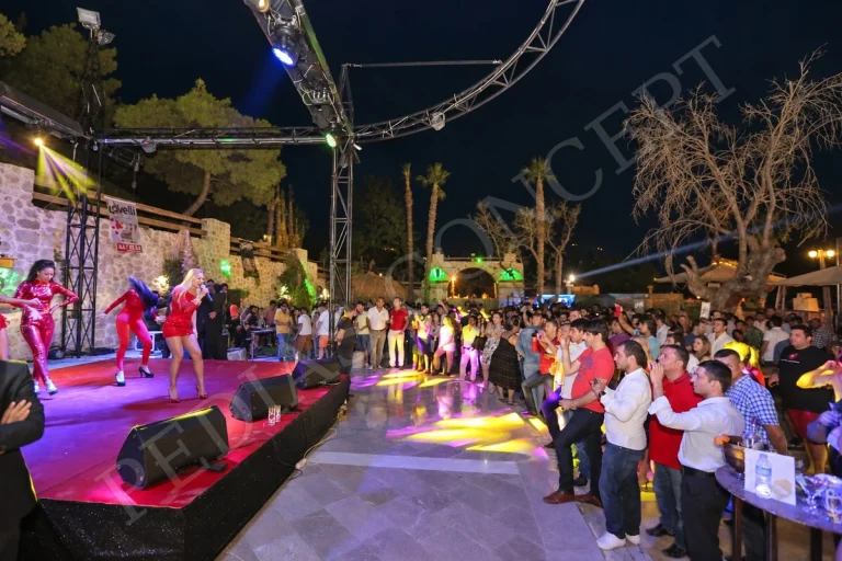 Pedias Concept’te konser sahnesi önünde performansı izleyen konuklar