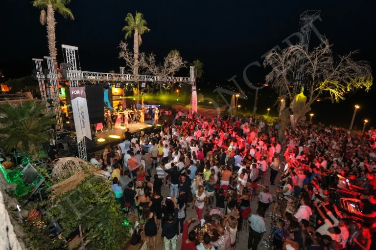 Pedias Concept’te sahne ışıkları altında kalabalık konser alanının yukarıdan görünümü