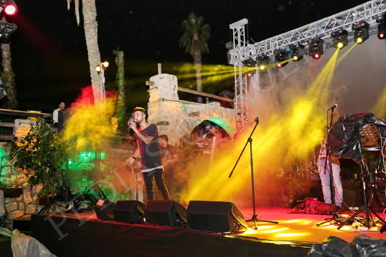 Pedias Concept’te sarı sahne ışıkları altında konser performansı
