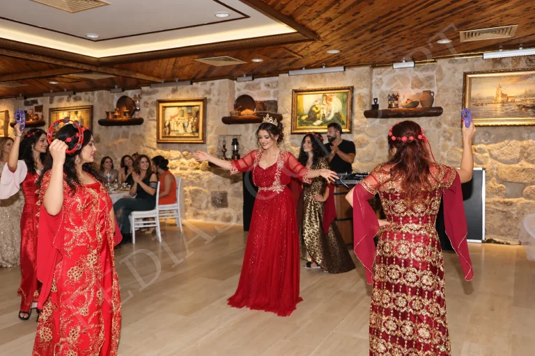 Pedias Concept VIP Salon’da kırmızı kına elbiseli gelin ve teflerle dans eden ekip