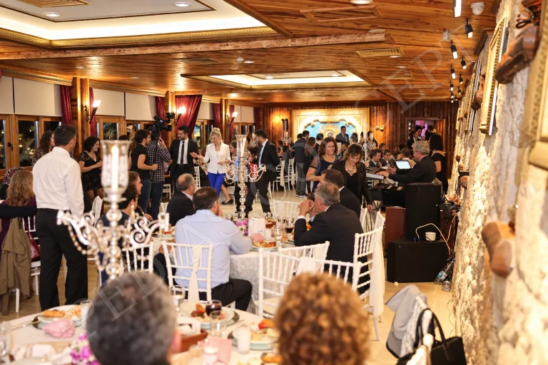 Pedias Concept VIP Salon’da yemekli davet, konuklar ve canlı müzik
