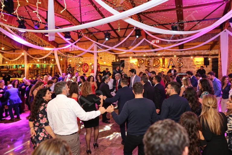 Pedias Concept’te yılbaşı etkinliğinde el ele dans eden davetliler