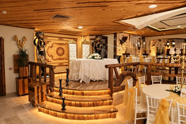 Pedias Concept Olympia Kapalı Alan’da ahşap dekorasyonlu gelin damat masası ve davet masaları