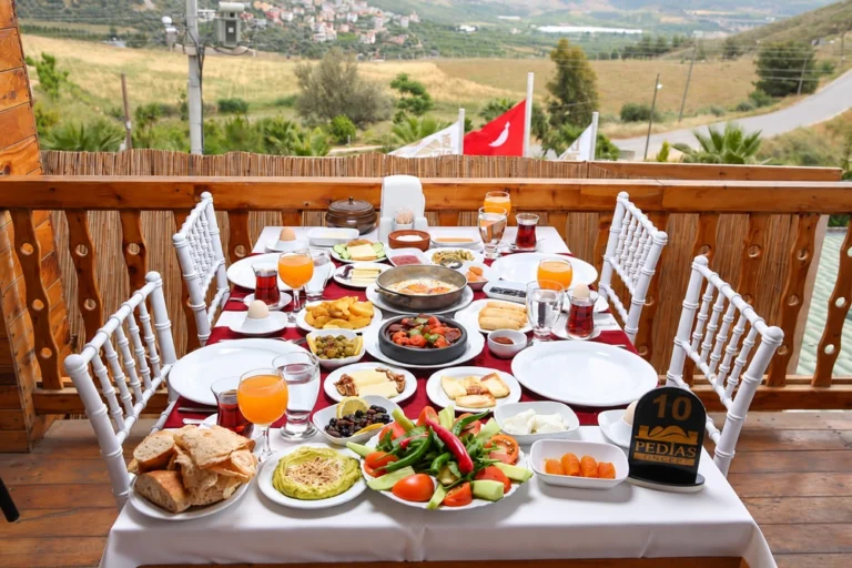 Pedias Concept terasında serpme köy kahvaltısı sofrası
