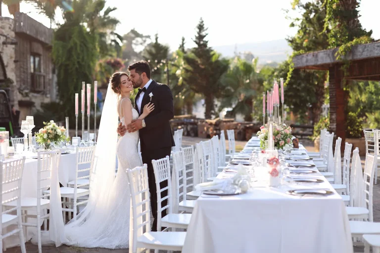 Pedias Concept Hera Açık Alan’da gelin ve damat; yüzler dijital olarak düzenlenmiştir